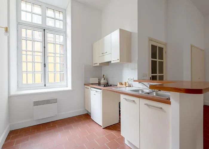 Апартаменты Superbe Avec Cour Dans La Bastide